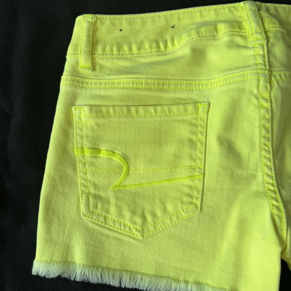 American Eagle AE Neon Volt Yellow Denim Shorts Size 2 Frayed Y2K Festival EUC